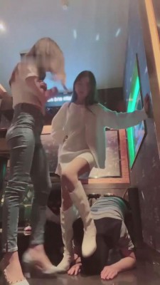 【诗诗】KTV羞辱双狗-圣水/牛仔裤转胯 bf7467