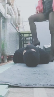 【灵竹】折磨贱狗踩肚子/踹后背/舔鞋 bf7314