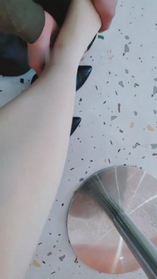 【魅影女神】带家奴逛街奶茶店刺激羞辱 bf7587