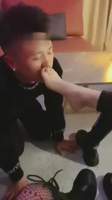 【萝莉糖糖】酒吧强迫口水圣水 bf9217