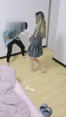 【宝儿】闺蜜合虐车展偷袜子的狗 bf3790