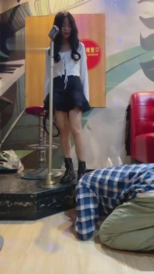 【雪莉】KTV当着素人朋友的面玩狗 bf3936