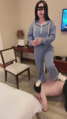 【依艺】重度踢踹-脚耳光-踩踏-恋足-舔脏鞋 bf4151