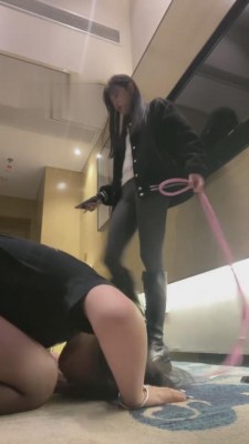 【阿月】奴下奴-闺蜜公狗+马丁靴和棉袜 bf4425