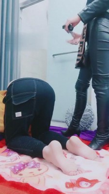 【安静】重度踩踏-鞭打-圣水贱狗 bf4650