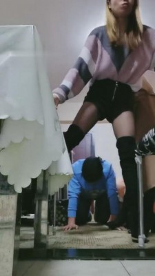 【成都茶茶】羞辱踩踏喂食人体垃圾桶 bf5013