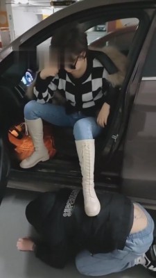 【语晴】停车场公开处决恋足狗 bf5652