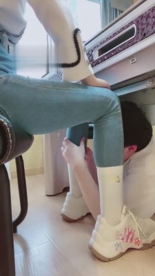 【虞姬】车模运动鞋臭白袜暴虐贱畜 bf5273