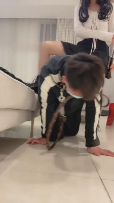 【雪莉】邻家女孩逛街后短靴原味棉袜羞辱 bf5518