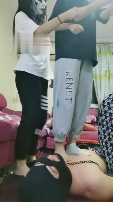 【雪碧sama】三素人小姐姐疯狂折磨迟到的狗 bf915