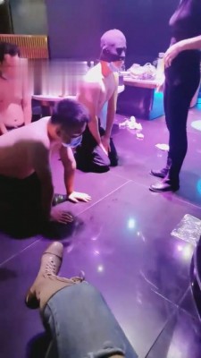 【小拽主人】推荐-ktv群调轮流钻胯圣水坐脸 bf1023