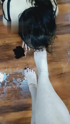 【梦幻大大】灌母狗喝洗脚洗袜水 bf1201