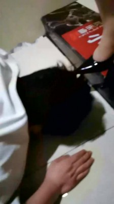 【傲雪】KTV厕奴极度羞辱呕吐遛狗出包间 bf1303