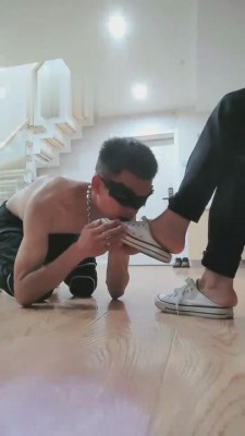 【韩韩】恋足舔鞋遛狗/直接圣水喝到撑 bf1803