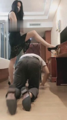 【弯弯小阿姨】女上司训斥下属-羞辱钻胯 bf1965