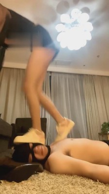 【曼禾】小白鞋全体重踩踏地毯 bf1947