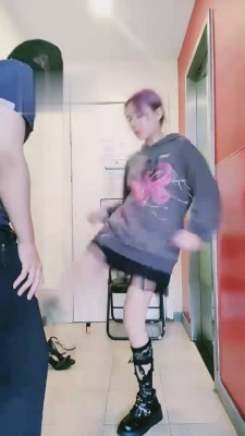 【丝洛】精神小妹踢裆踩踏 bf2031