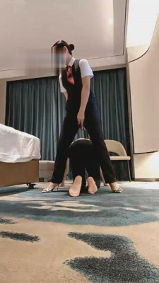 【芒果】喜欢闻臭丝袜/坐脸的狗 bf2307