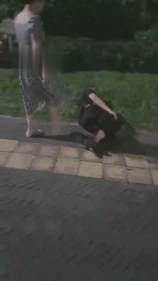 【滔滔】酒后户外马路被打-路人围观 bf3295