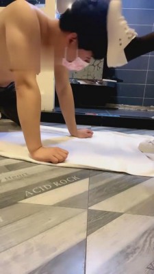 【逗逗】小白鞋黑丝全体重踩踏 bf2862