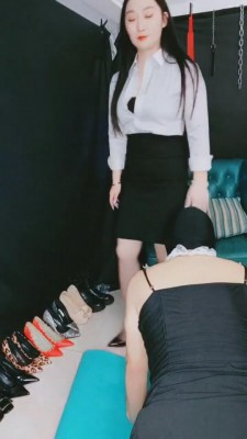 【思思】家奴来清洁主人的一堆高跟鞋和带泥巴的鞋底 bf2956