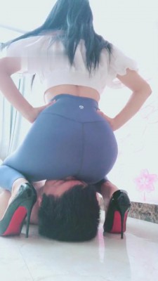 【兔粉粉】紧身裤坐脸窒息专场 G-210731-15