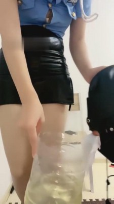 【武汉倾慕】剧情-女警逼迫犯人喝放护垫的圣水和洗脚水 G-210809-25