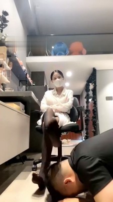 【弯弯小阿姨】伺候犯错被揪耳朵扇脸 bf457