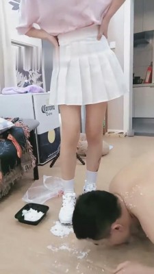 【刘二狗】脏小白鞋白棉袜碾压食物喂食 bf636