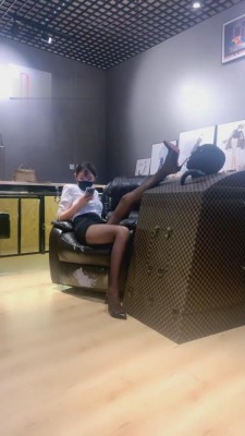 【宇婉莹】丝袜除臭器体验羞辱 G-210823-12