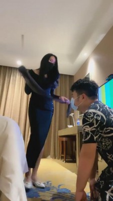 【弯弯小阿姨】暴虐惩罚偷丝袜的狗奴才 G-210825-14