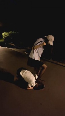 【小公主】萝莉主黑丝户外羞辱狗 G-210829-2