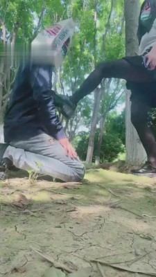 【桃子老师】野外抓住跟踪狂 bf12308