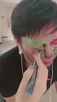 【玖玖呀】吊绑强制鞭打/踩踏喂食 bf12257