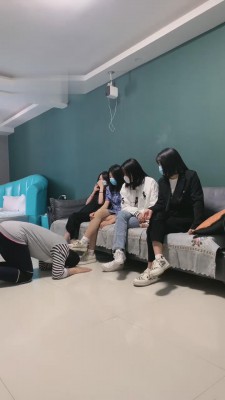 【精神小妹】素人群女遛狗调踩踏 bf13271