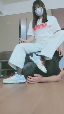 【妮蔻】丝袜扇脸/插狗嘴裸足 bf14045