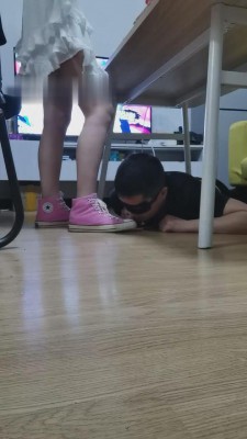 【文文文】桌底舔素人脏鞋 bf14275