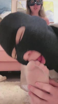 【予涵】深夜肉丝脚下发骚奴 bf15115