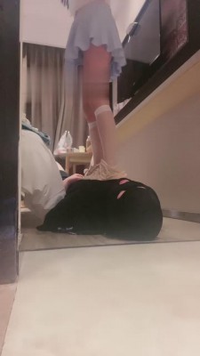 【桃子老师】运动鞋白丝全体重踩踏 bf15615