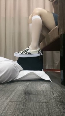 【晨希S】训练懵懂第一次的小奶狗轻度踩踏深喉 bf15733