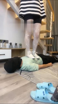 【云云酱】萝莉主白丝全体重踩踏 bf16640