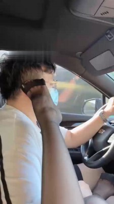 【绘子sama】黑丝美足车上玩狗 bf17180