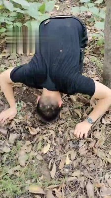 【辣妹s】户外抓住跟踪狂魔