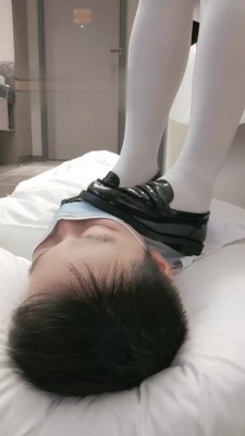 【柠檬大大】皮鞋原味白丝踩奶狗 bf17632