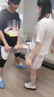 【欣欣】白丝萝莉主踢裆贱狗舔脚 bf17514