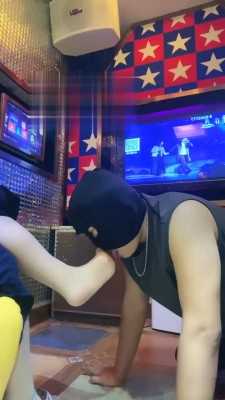 【YJ月玖儿】KTV制服丝袜诱惑羞辱狗同事 bf18023