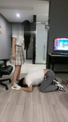 【奈奈生】JK小姐姐羞辱虐打狗 bf18133