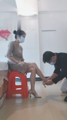 【德意户外男神】暗访成功被大姐强制舔脚 bf18551