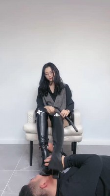 【初见】长靴S蹂躏脚下奴 bf19941