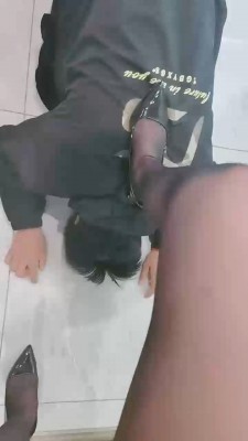 【晴雨大大】黑丝高跟脚下辱 bf20137